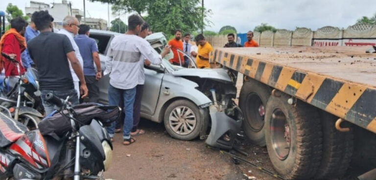 खाना खाने के बाद चालक को आई झपकी, खड़ी ट्रेलर से टकराई कार @ तीन की मौत