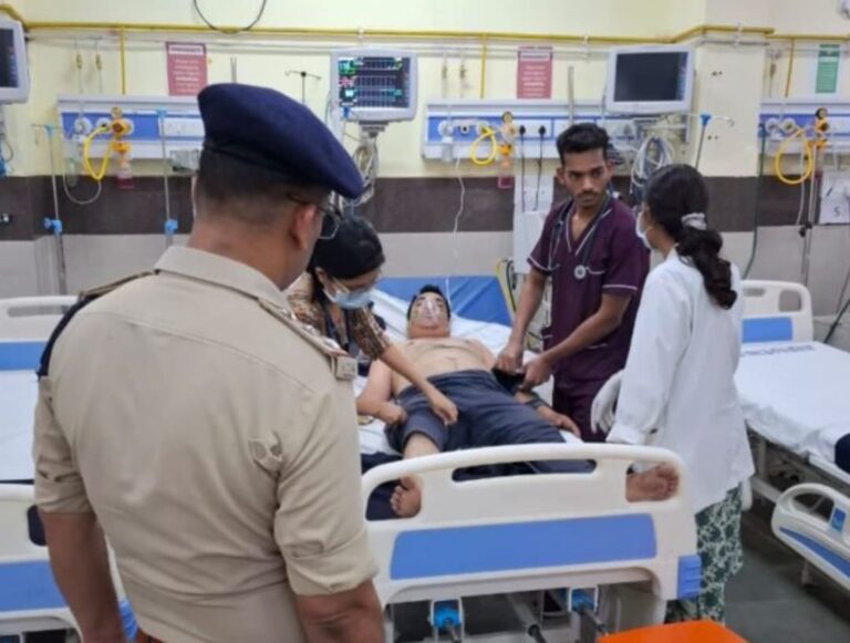 @ घर के बाहर शराब पीने से रोका तो बदमाशों ने कुल्हाड़ी से किया हमला, पिता को भी नहीं छोड़ा, पुलिस ने निकाला जुलूस