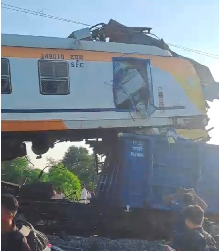 बिलासपुर में बड़ा रेल हादसा: अब तक 8 की मौत, 21 घायल, बढ़ सकती है मृतकों की संख्या