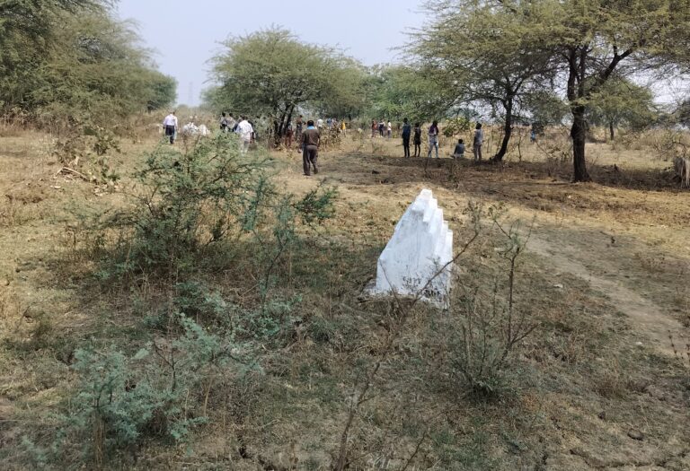 तखतपुर का एक ऐसा गांव, जहां मुक्तिधाम शेड है ना परिजन की बैठक मंच, कांटों के बीच शव जलाने मजबूर है ग्रामीण