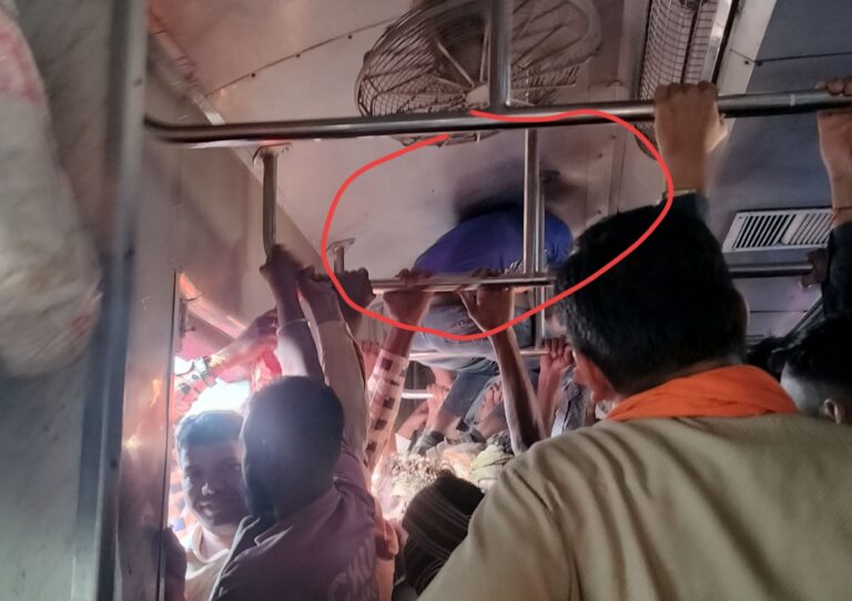 रेल मंत्री ध्यान दें,, भेड़ बकरी की तरह सफर करने मजबूर है यात्री..?