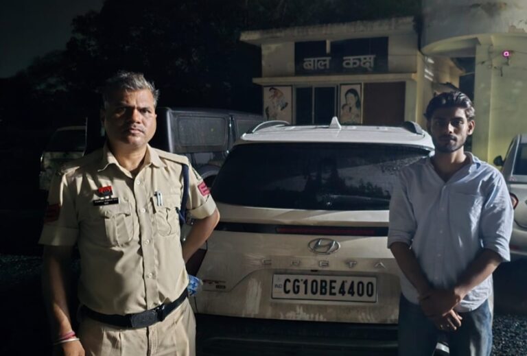 कार के सन रूफ़ में स्टंटबाजी करना पड़ा महंगा, हुई पुलिसिया कार्रवाई