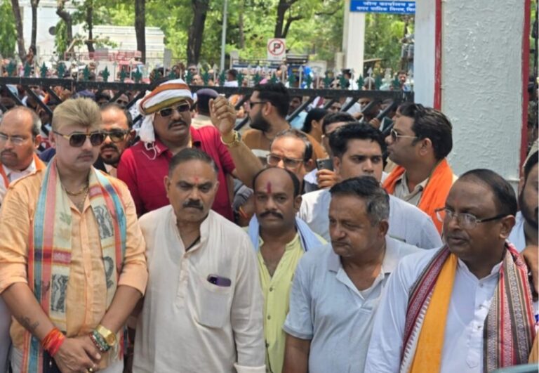 शिक्षक द्वारा नाबालिक बच्ची के दैहिक शोषण के विरोध में फूटा आक्रोश, रैली निकाल की गई फांसी की मांग