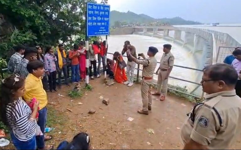 क्या आप भी मौत के मुहाने पर सेल्फी और रील बनाने के चक्कर में तो नहीं है..!