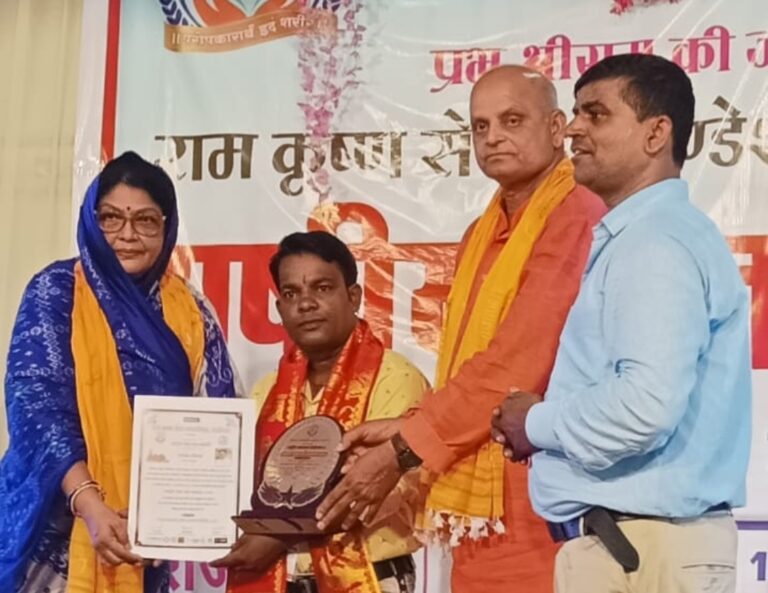 अयोध्या में सेवा रत्न से सम्मानित हुए राजेंद्र श्रीवास