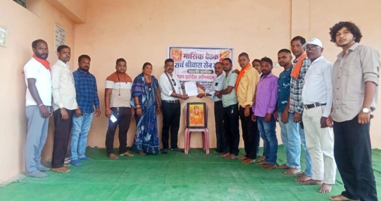 सामुदायिक भवन की मांग को लेकर एकजुट हुआ समाज 