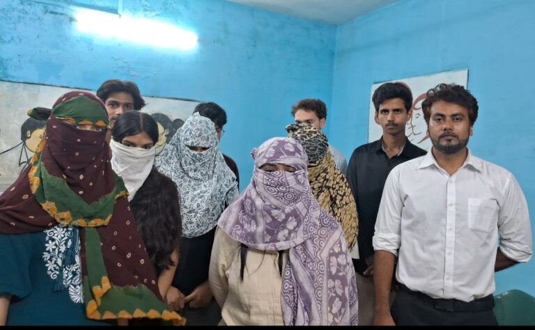 गरबा वेशभूषा में सिगरेट पीने और पिस्टलनुमा वस्तु दिखाने पर 9 गिरफ्तार